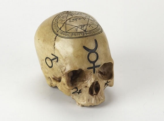 Fantasy Gifts - Pentagram Skull Statue