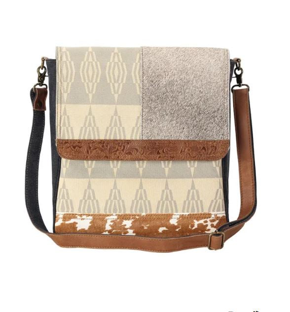 Anngoti - Shutterstock Shoulder Bag